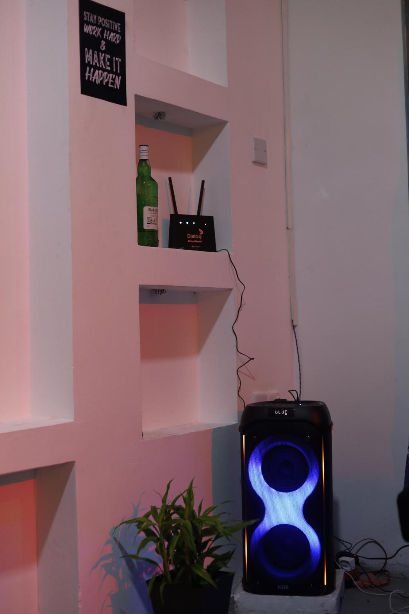 Bed & Baggage Hostel Ела Екстериор снимка