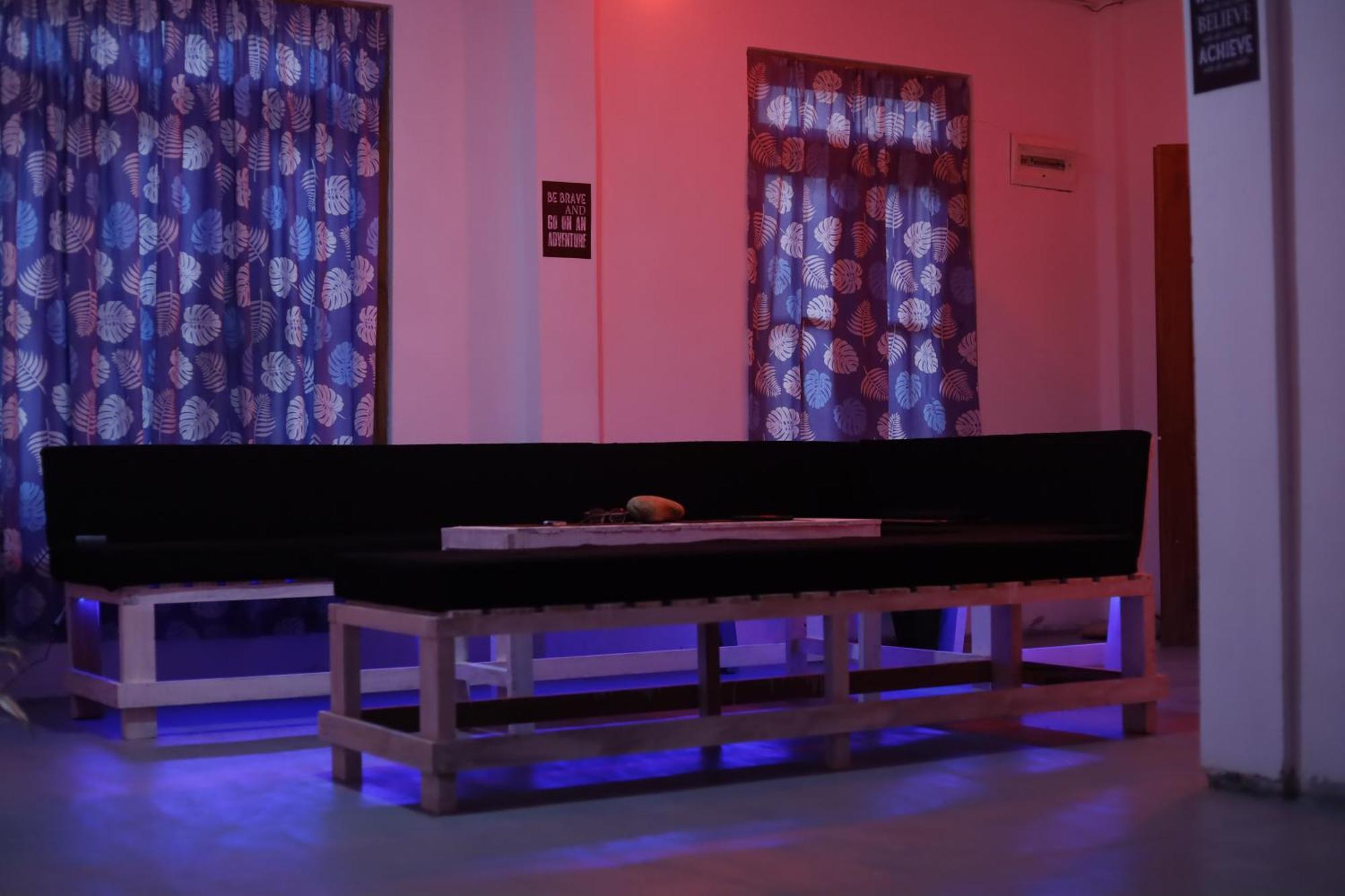 Bed & Baggage Hostel Ела Екстериор снимка