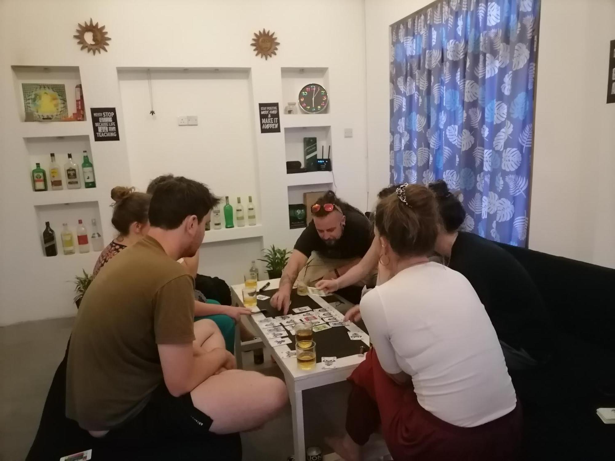 Bed & Baggage Hostel Ела Екстериор снимка