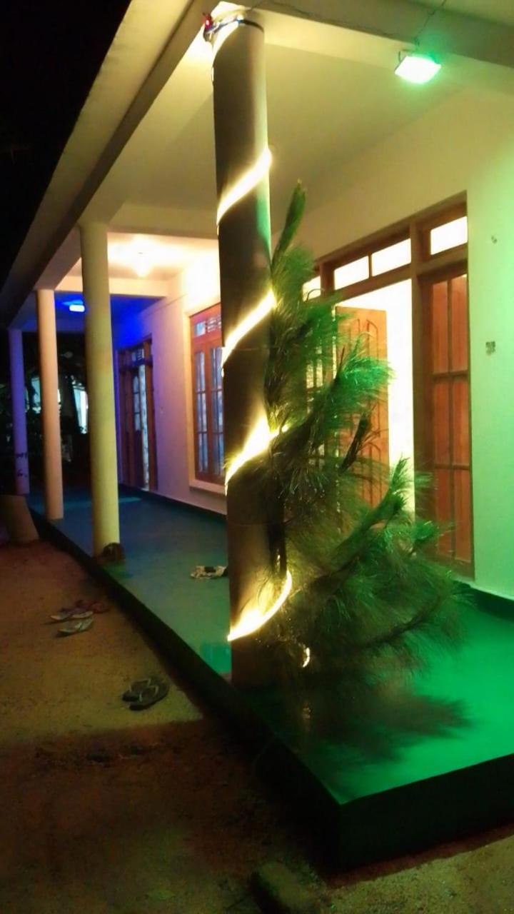 Bed & Baggage Hostel Ела Екстериор снимка