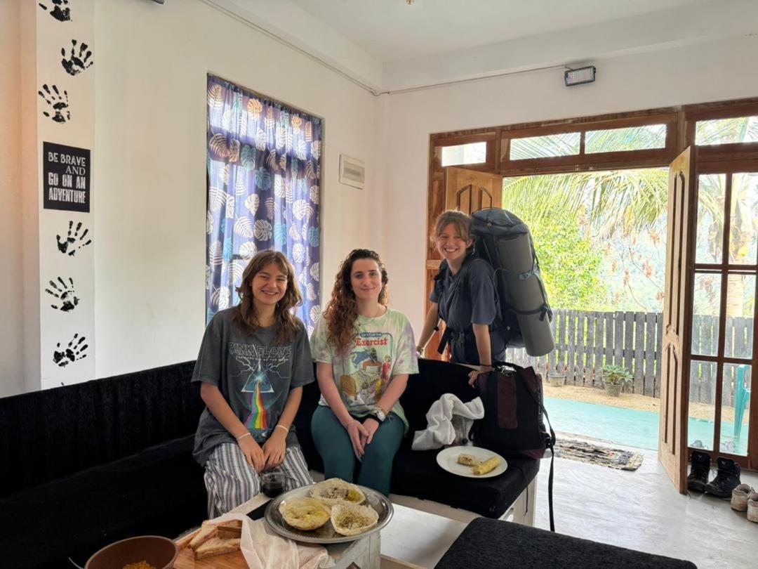 Bed & Baggage Hostel Ела Екстериор снимка